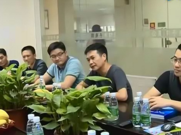 The town party secretary visited our company to solve problems and guide policies
